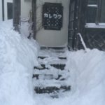 雪のペンションカレワラ玄関