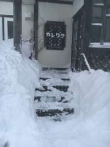 雪のペンションカレワラ玄関