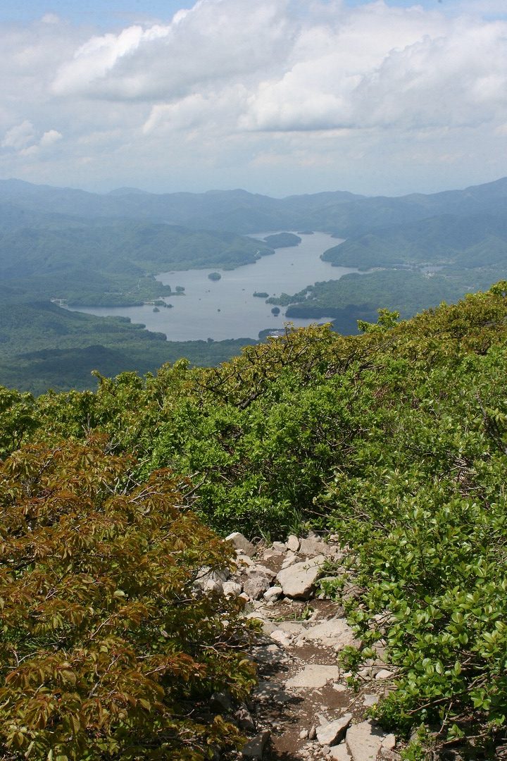 磐梯山山頂からの下山、桧原湖が正面に見えます。