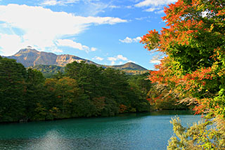 紅葉裏磐梯毘沙門沼
