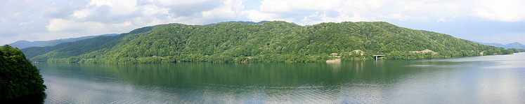 新緑の桧原湖全景